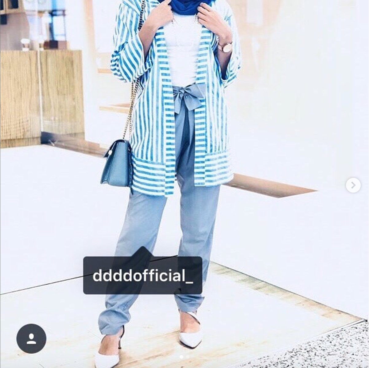 Actress, Ms Aprena Manrose in Jassin Pants to pair with her blue stripey outer and hijab.